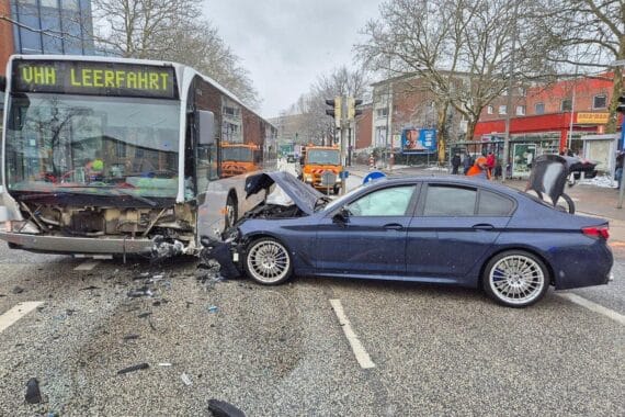 Verkehrsunfall mit BMW und Linienbus in Pinneberg, sieben Personen leicht verletzt, Straßensperrung.