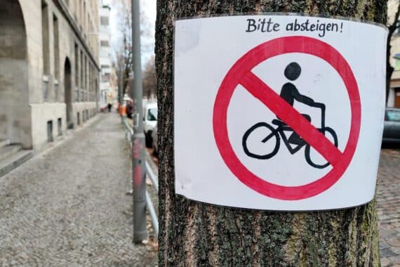 Selbstgemaltes Verbotsschild, das Radfahren auf Gehwegen untersagt, symbolisiert steigende Sicherheitsbedenken.