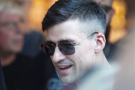 Martin Sellner, umstrittener Aktivist, diskutiert mit AfD-Politikern auf kontroversen Podien.