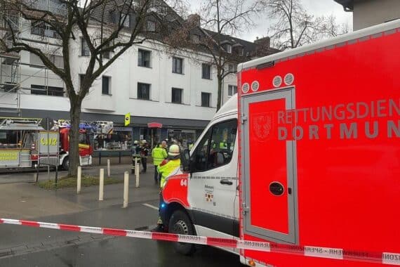 Einsatzkräfte bei Gasaustritt in Dortmunder Wohnhaus, Rettung von vier Personen im Fokus.