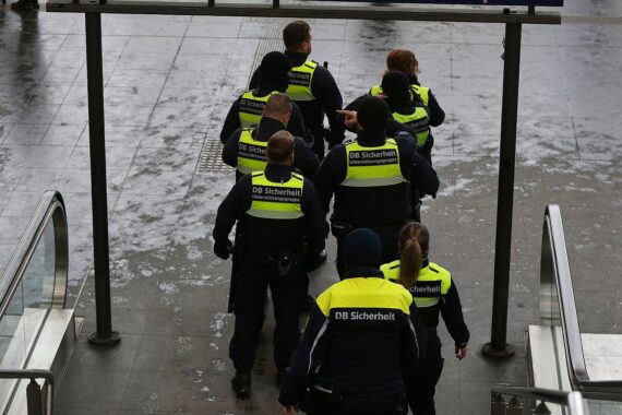 Sicherheitskräfte der Bahn in Aktion, Diskussion um Neuordnung der Sicherheitsdienste und Herausforderungen.