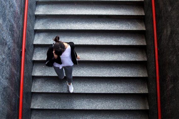 Frau am Telefon, symbolisiert die Diskussion über Gender-Pay-Gap in Thüringen.
