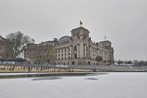 Bundestagsgebäude im Winter, symbolisiert politische Entscheidungsfindung und Sicherheit im Regierungsviertel.