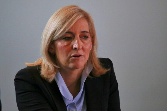 Nina Warken diskutiert Gesundheitsreformen und finanzielle Herausforderungen im deutschen Gesundheitssystem.