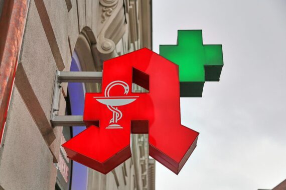 Bundesgesundheitsministerin Warken diskutiert Apothekenreform und rezeptfreie Medikamente in Berlin.