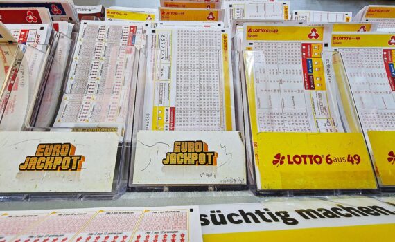 Spielscheine für Eurojackpot und Lotto 6 aus 49, Gewinne und Jackpot-Höhe.