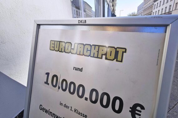 Eurojackpot-Los und Gewinnzahlen auf einem Hintergrund, der Glücksgefühle symbolisiert.