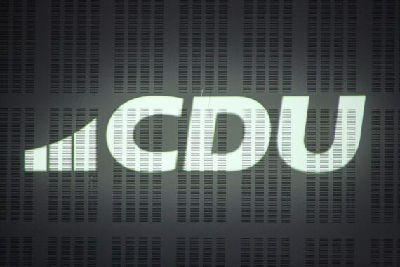 CDU-Logo mit symbolischen Frauenfiguren, die Gleichstellung und Förderung der Frauen in der Politik zeigen.