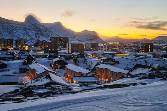 Schönes Landschaftsbild von Nuuk, Grönland, mit Fokus auf Gesundheit und Selbstbestimmung.
