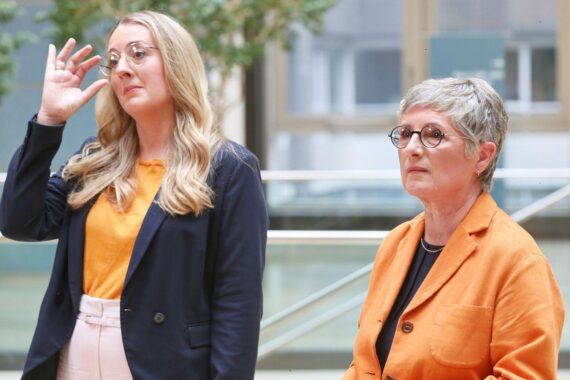 Grüne Fraktionsvorsitzende Dröge und Haßelmann diskutieren Zusammenarbeitsangebote zur Sozialstaatsreform.