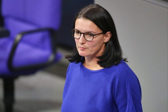 Irene Mihalic fordert Schutzmaßnahmen gegen Extremismus im Bundestag, inklusive neues Polizeigesetz.