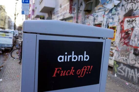 Sticker gegen Airbnb auf Wohnhaus, symbolisiert Protest gegen Ferienwohnungen in Berlin.