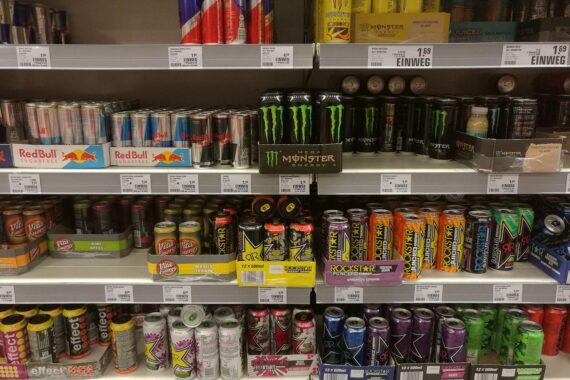 Energydrinks im Supermarktregal symbolisieren die Debatte über Zuckersteuer und Gesundheitsschutz.