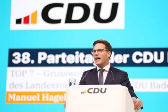 Manuel Hagel spricht auf einem Parteitag, kritisiert die AfD und betont CDU-Werte.