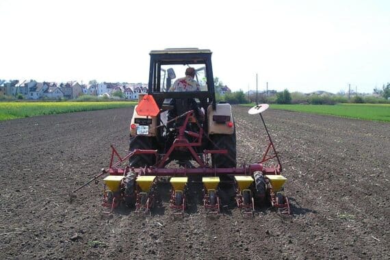 Traktor in einem landwirtschaftlichen Umfeld, symbolisiert Düngeregeln und Umweltschutz in der Landwirtschaft.