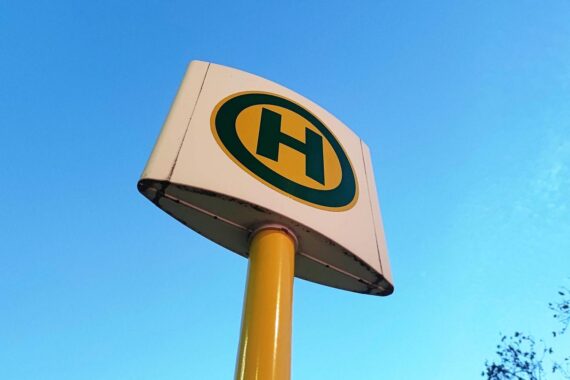 Barrierefreie App für Nahverkehr in Hamburg, unterstützt Menschen mit Behinderungen bei Reisen.