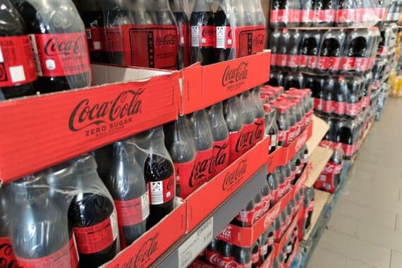 Coca-Cola-Regal im Supermarkt, Symbol für geplante Zuckerabgabe in Hamburg zur Gesundheitsförderung.