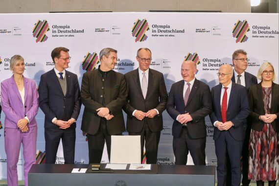 Hamburgs Olympiabewerbung betont Klimaneutralität bis 2040, trotz vorhandener Bedenken und Kritik.