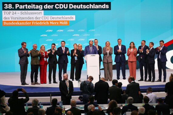 CDU-Parteitag in Stuttgart: Debatte über Schuldenbremse, Widerstand gegen Lockerungen, politische Spannungen.