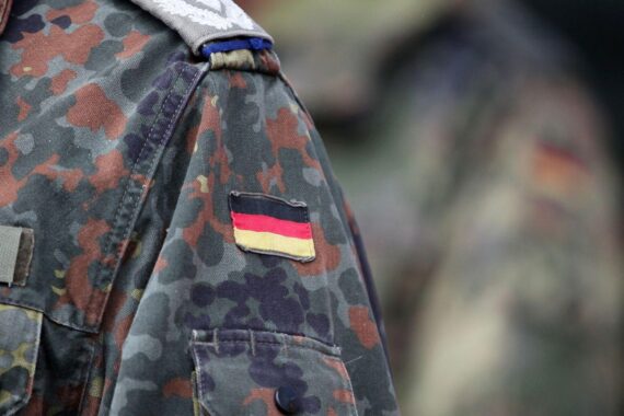 Bundeswehr-Soldat mit moderner Ausrüstung, symbolisiert europäische Verteidigungsstrategie und den Einsatz von KI-Technologie.