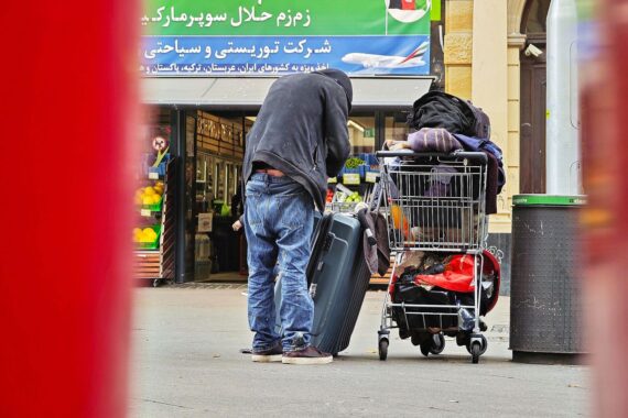 Obdachloser erhält Unterstützung durch Wohnraumhilfeprojekt der Caritas in Wetzlar.
