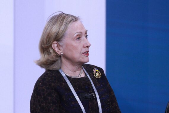 Hillary Clinton kritisiert Trump und fordert Aufklärung im Epstein-Fall, um Transparenz sicherzustellen.