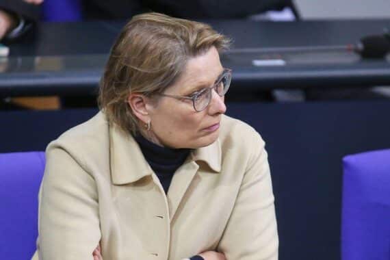 Stefanie Hubig diskutiert die Epstein-Ermittlungen und ihre Auswirkungen auf Deutschland.