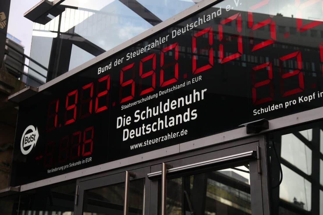 IW: Bundeshaushalt gerät zunehmend in Schieflage