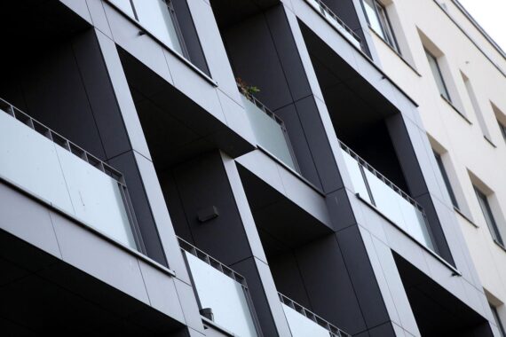 Ein älteres Wohnhaus, das symbolisch für die Herausforderungen des Wohnungsmarktes steht.