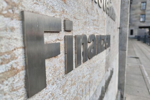 Ifo-Präsident Fuest diskutiert finanzielle Herausforderungen der Steuerpolitik im Bundesfinanzministerium.