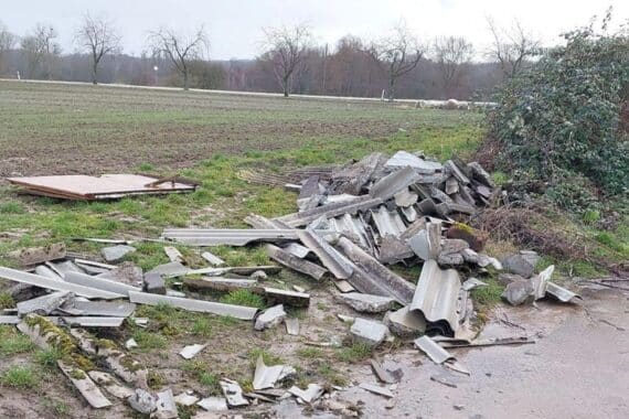 Illegal abgelagerter Bauschutt auf Feldweg, Polizei ermittelt wegen Umweltstraftat.