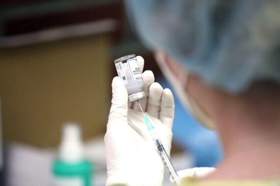 Impfspritze mit Moderna-Impfstoff, symbolisiert fehlende Grippeimpfung bei über 60-Jährigen in Deutschland.