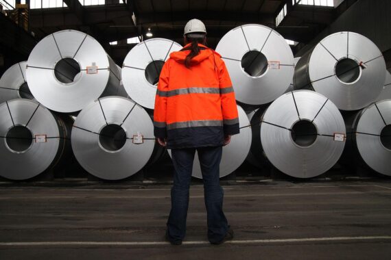 Industrieanlage in Rheinland-Pfalz mit Stahlproduktion, symbolisiert wirtschaftliche Stabilität und Umsatzentwicklung.