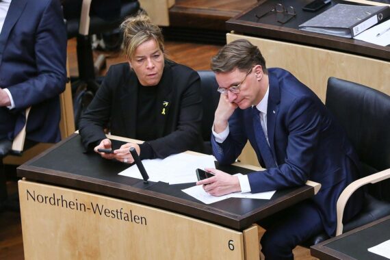 Politiker Mona Neubaur und Hendrik Wüst, Symbol für politische Veränderungen in Nordrhein-Westfalen.