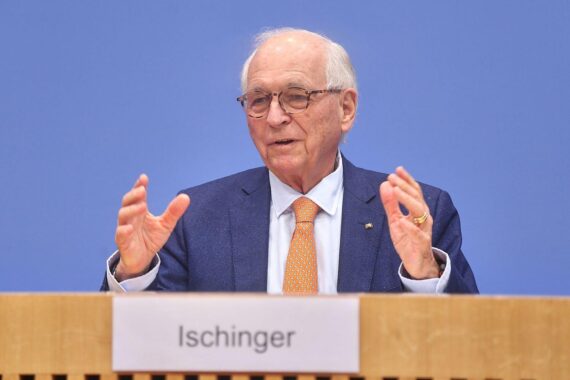Wolfgang Ischinger spricht bei der Münchner Sicherheitskonferenz, Bundeskanzler Friedrich Merz eröffnet.