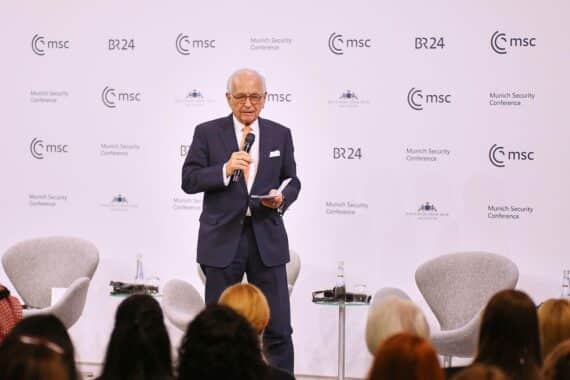 Wolfgang Ischinger spricht auf der Münchner Sicherheitskonferenz über Druck auf Russland und Ukraine.