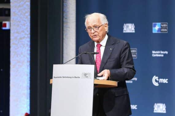 Wolfgang Ischinger spricht über deutsche Waffengeschenke an Polen zur Stärkung der Verteidigung.