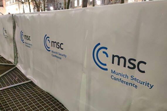 Wolfgang Ischinger verteidigt Einladung dreier AfD-Abgeordneter zur Münchner Sicherheitskonferenz 2025.