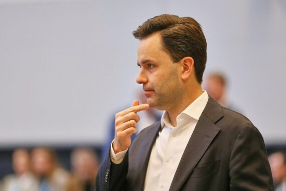 Johannes Winkel spricht über Rentenreform und Einsparungen, um dem demografischen Wandel zu begegnen.