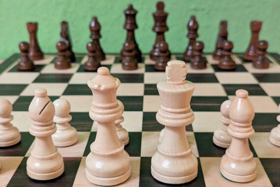 Judit Polgár spielt Schach, inspiriert Mädchen zur Förderung im Sport und zur Erreichung von Zielen.