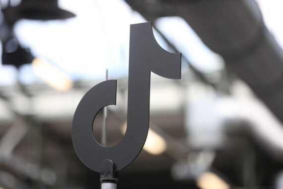 Junge Menschen kaufen über Social Media, erleben finanzielle Probleme durch impulsive Käufe.