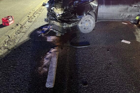 Unfallfahrzeug, Container und Stahlmast an der Unfallstelle in Lindlar. Verletzter Fahrer im Krankenhaus.