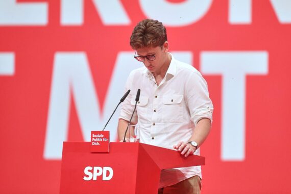 Philipp Türmer diskutiert Jugendschutz und Social-Media-Verantwortung mit kritischem Blick.