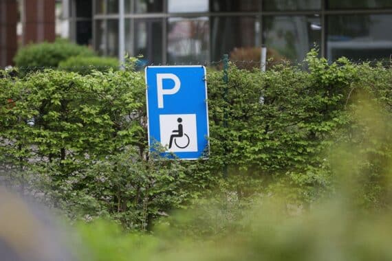 Behinderten-Parkplatz mit Symbolik für Barrierefreiheit und inklusiven Zugang für alle Menschen.