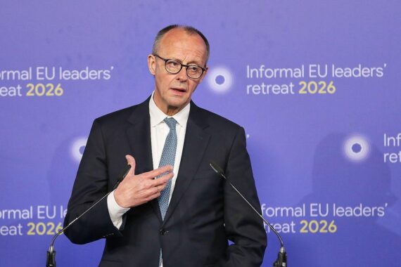 Friedrich Merz am Telefon, Olympiasieger Max Langenhan, Verständnis von Kanzleramt für verpassten Anruf.