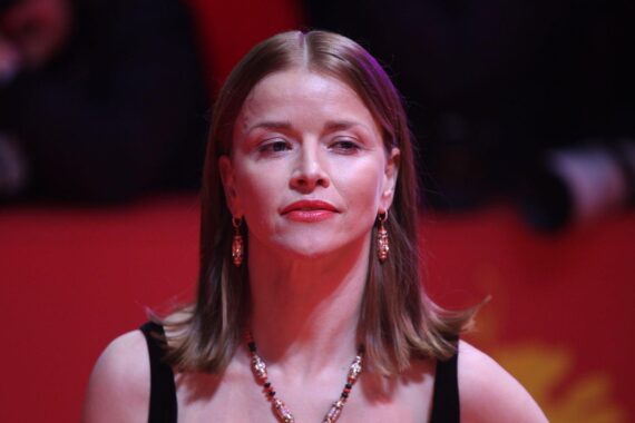 Schauspielerin Karoline Schuch reflektiert über ihre ostdeutschen Wurzeln und Gemeinschaftsinitiativen.