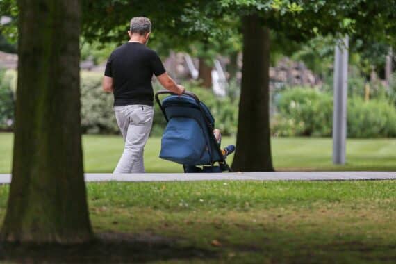 Mann mit Kind, symbolisierend die Bedeutung von Vaterschaft und rechtlicher Klarheit für Kinder.