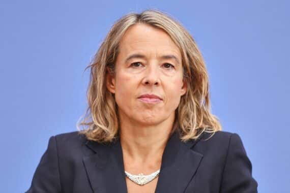 Ulrike Malmendier, Wirtschaftsexpertin, verlässt Sachverständigenrat, betroffenes Gesicht, akademische Diskussionen.