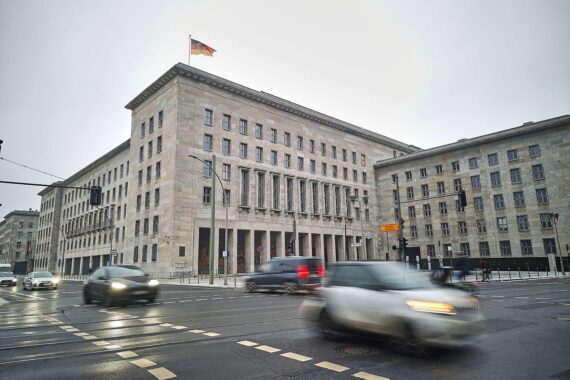 Bundesfinanzministerium in Berlin; Lars Klingbeil arbeitet an Einkommensteuerreform für kleine, mittlere Einkommen.