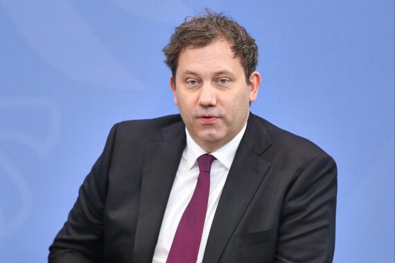 Lars Klingbeil präsentiert Reformpaket zur Schließung der Haushaltslücke und Erbschaftsteueranpassung.